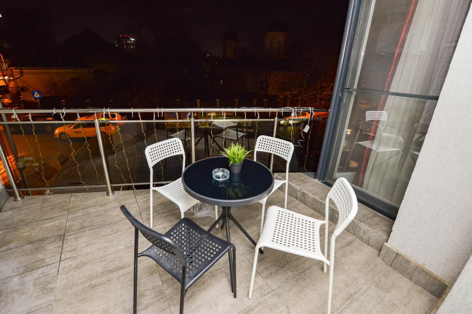 Dracula Adventure Tours Accommodation Bucarest Exterior foto