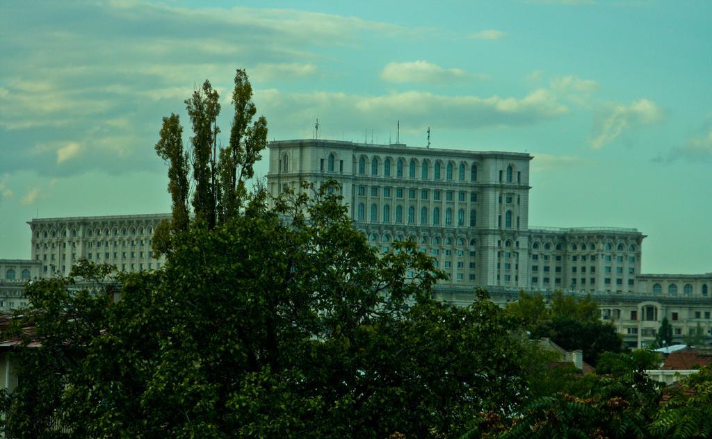 Dracula Adventure Tours Accommodation Bucarest Exterior foto